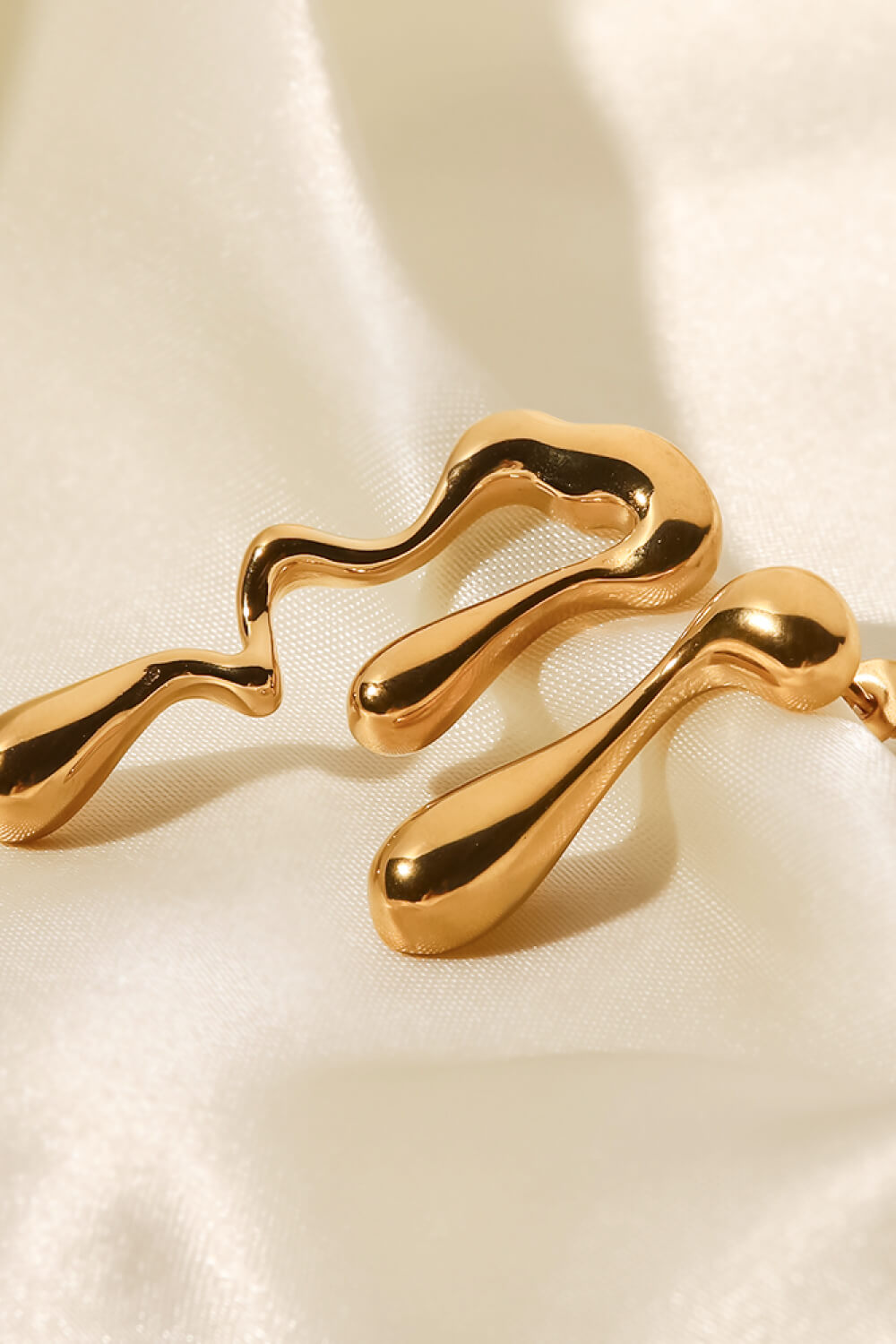 A Glittering Legacy: The History of Jewelry and Its Enduring Bond with Women