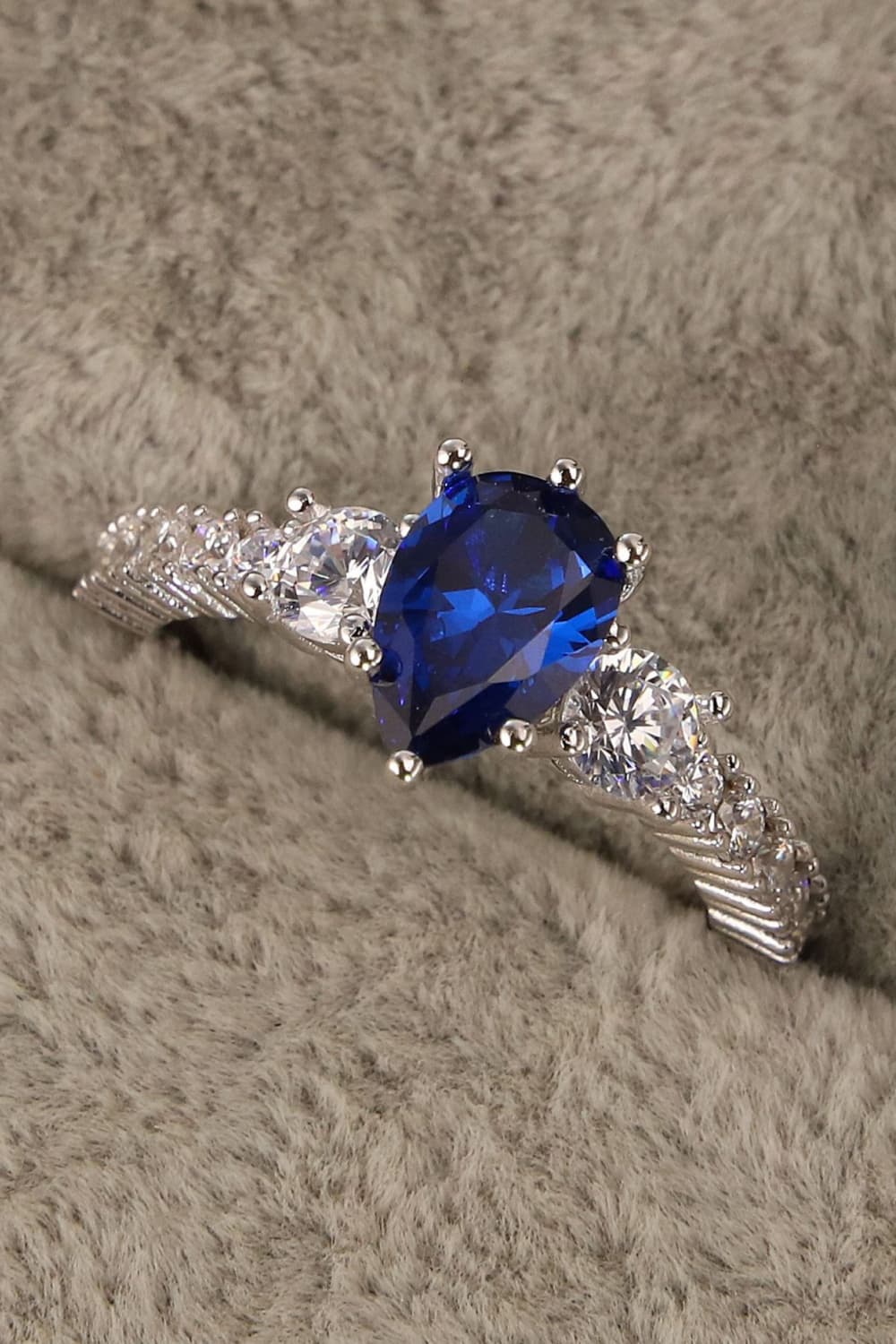 Anello a goccia di spinello