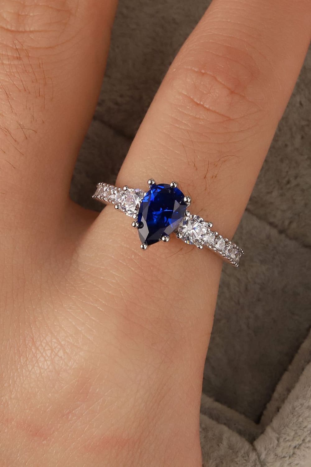 Anello a goccia di spinello