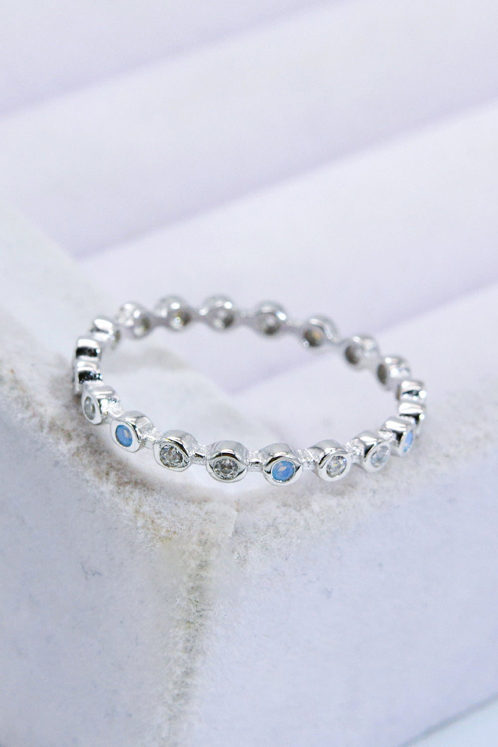 Anello in argento con pietra di luna e zircone