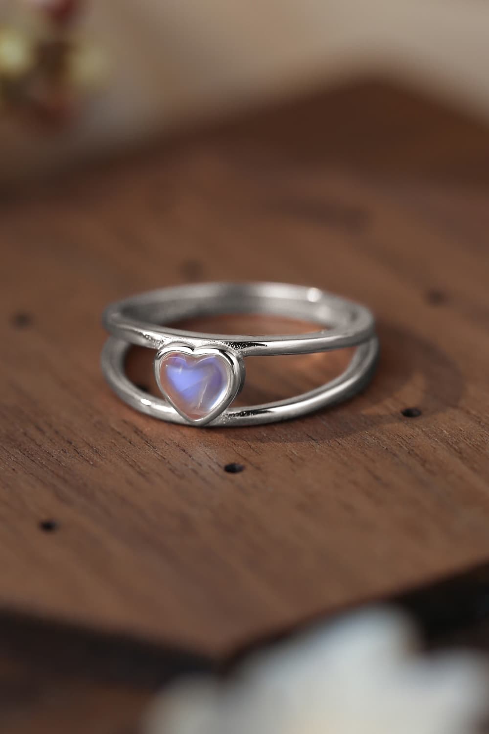 Anello in argento con cuore di pietra di luna
