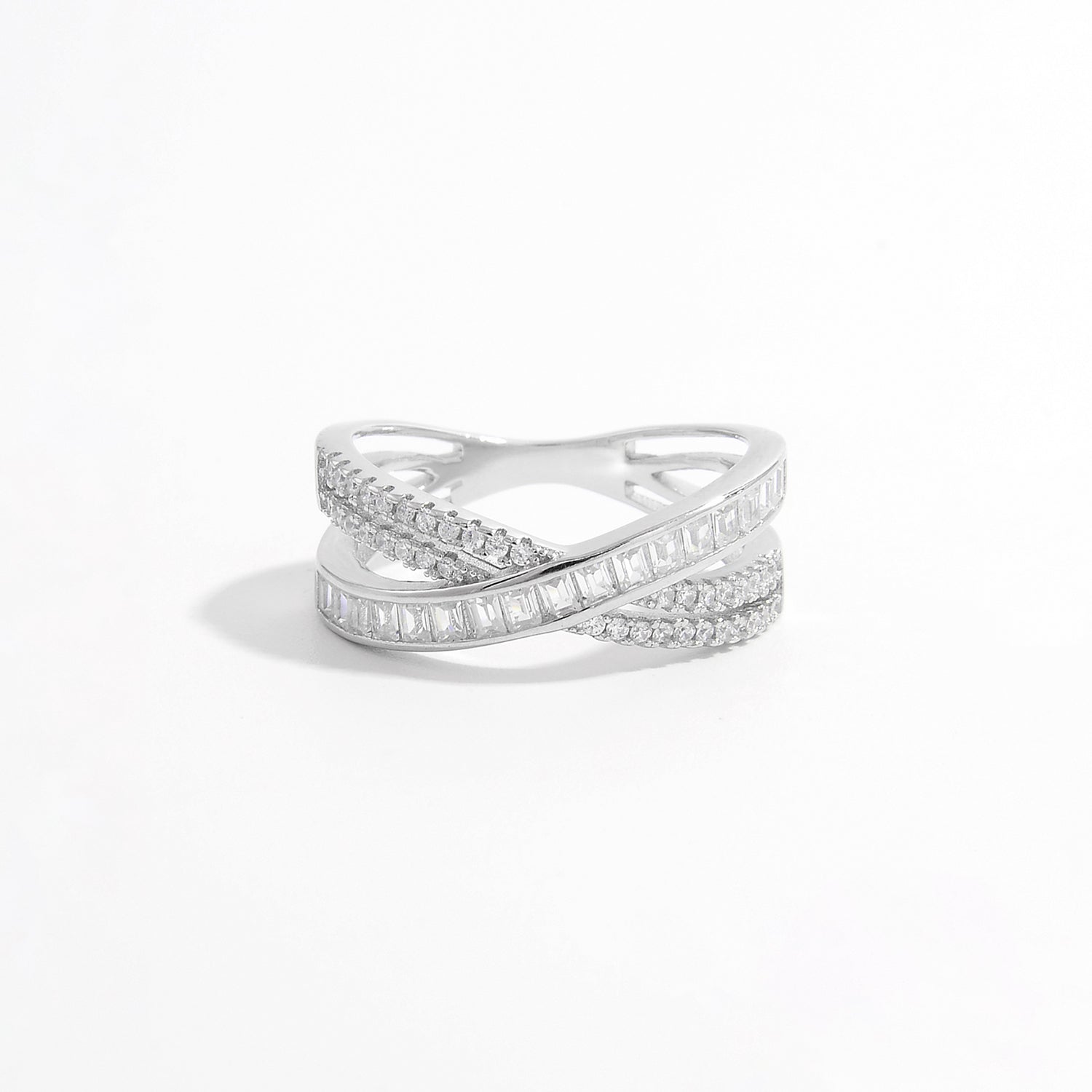 Anello d'argento con zirconi a forma di X