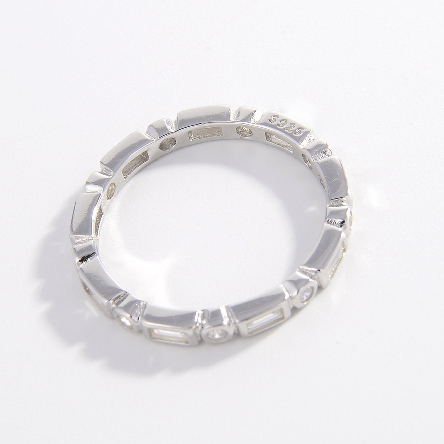 Anello geometrico in argento con zircone