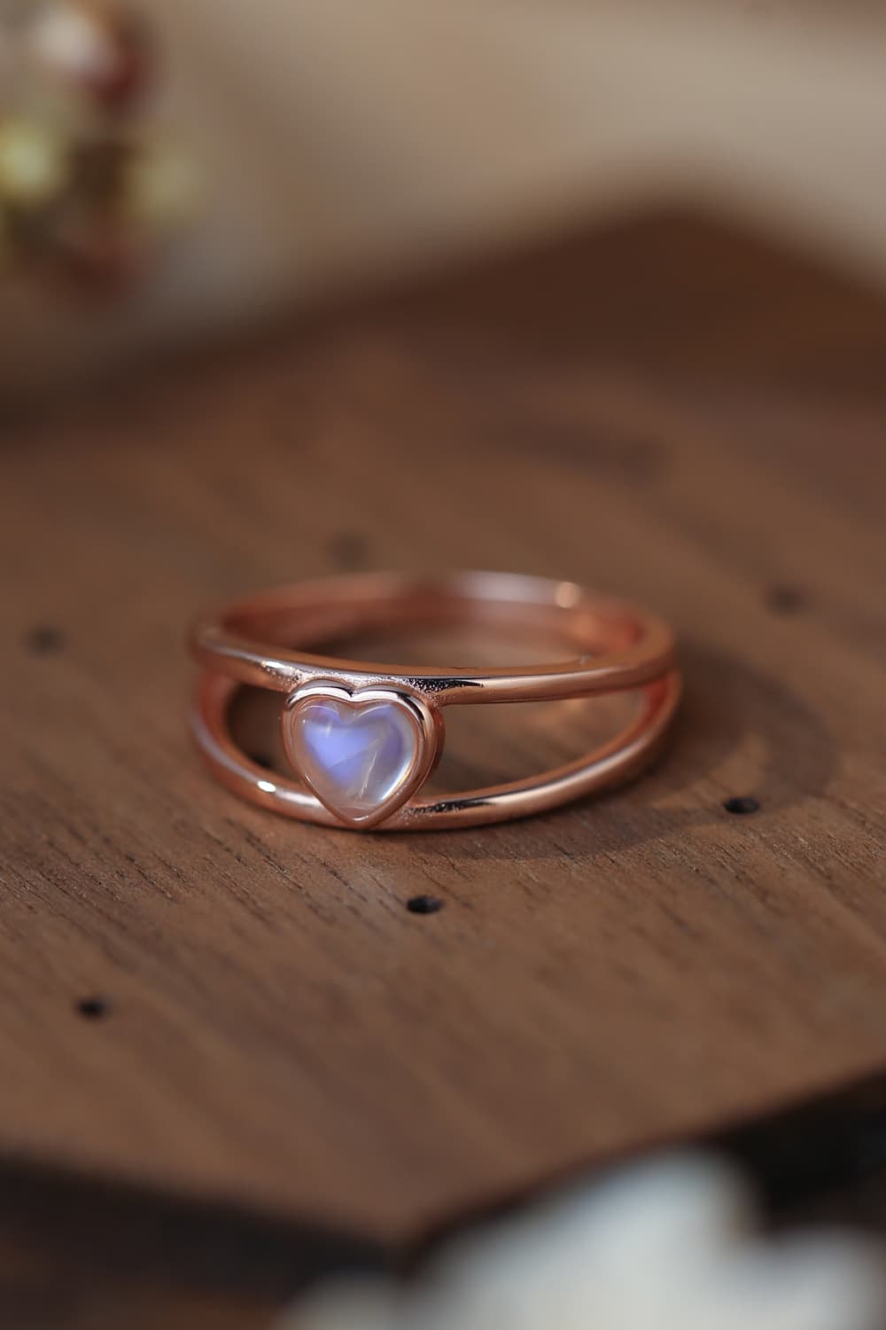 Anello in argento con cuore di pietra di luna