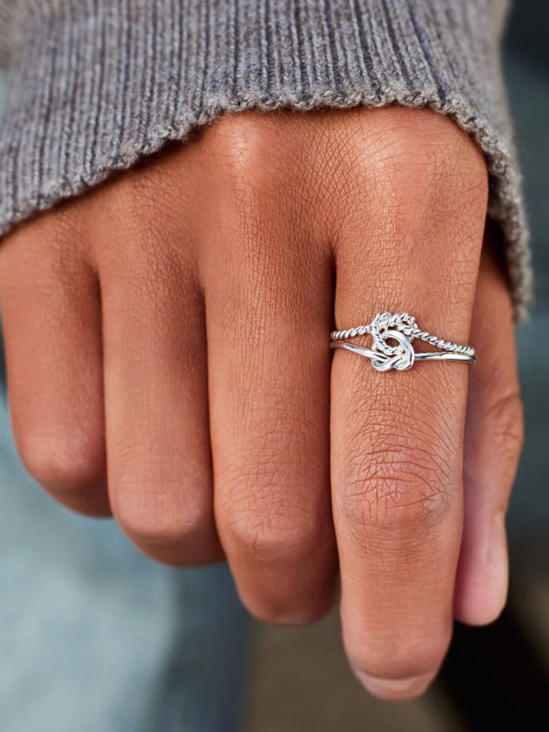 Anello d'argento annodato