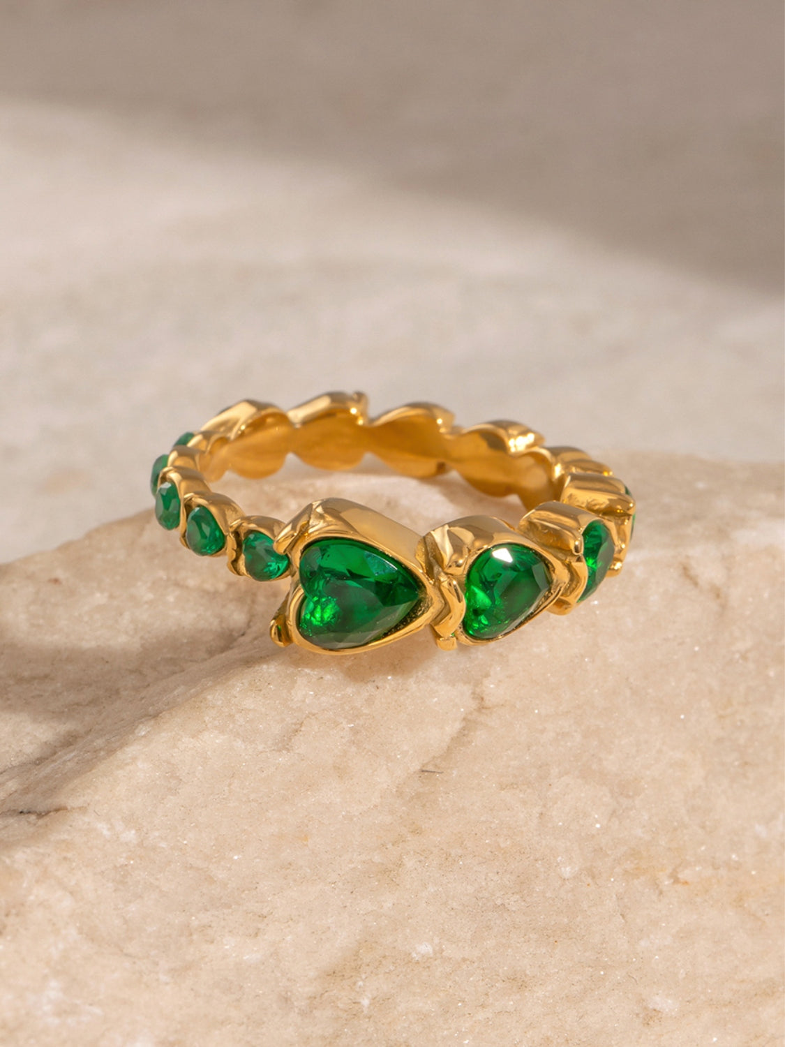 Anello in acciaio con cuore di strass