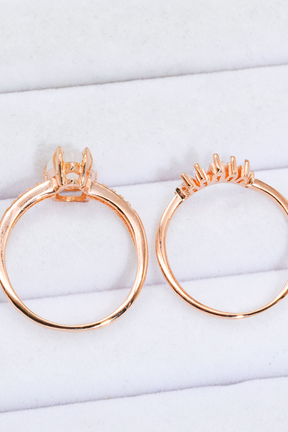 Set in oro rosa con pietra di luna e zircone