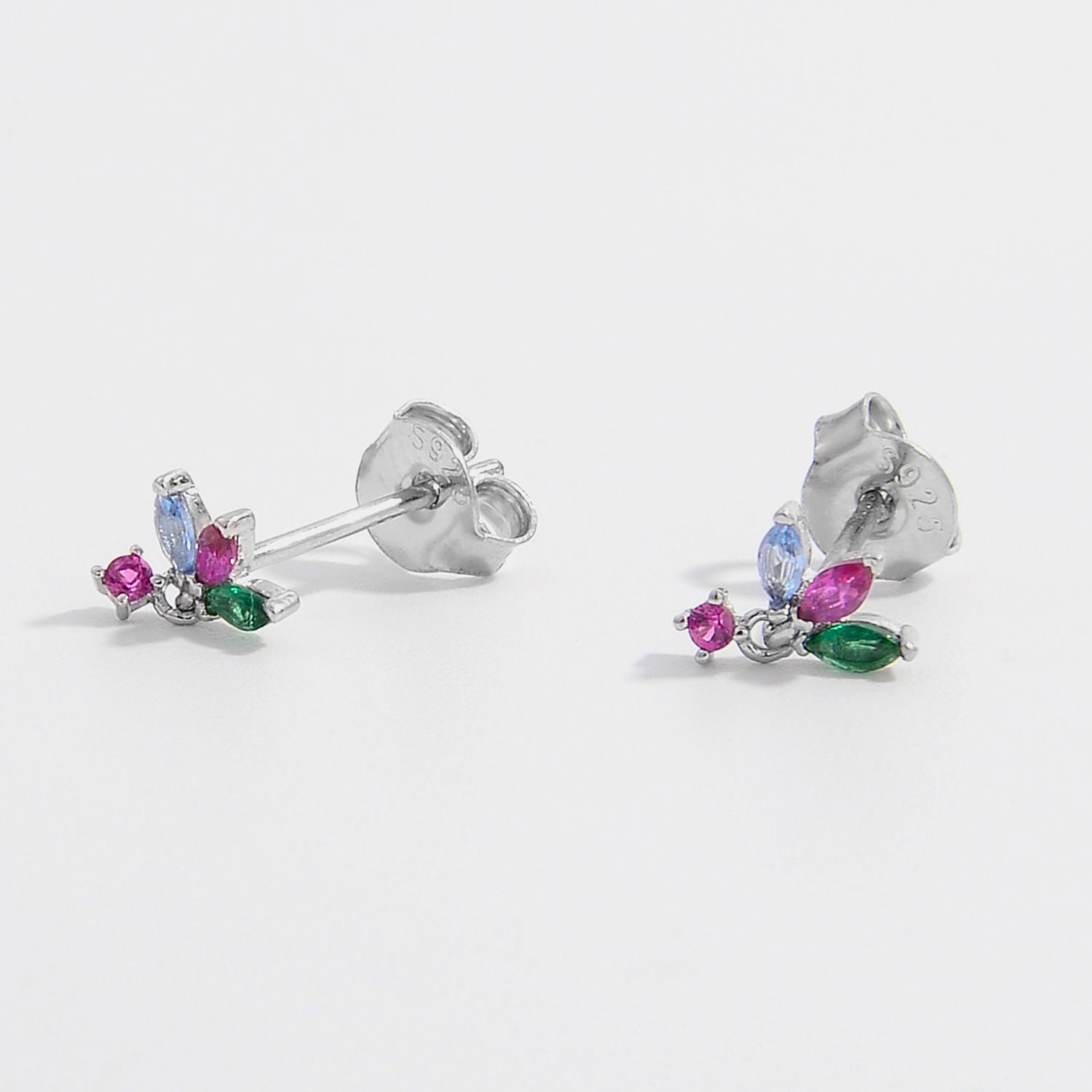 Orecchini a perno in argento con zirconi geometrici