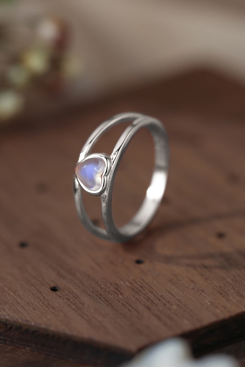 Anello in argento con cuore di pietra di luna