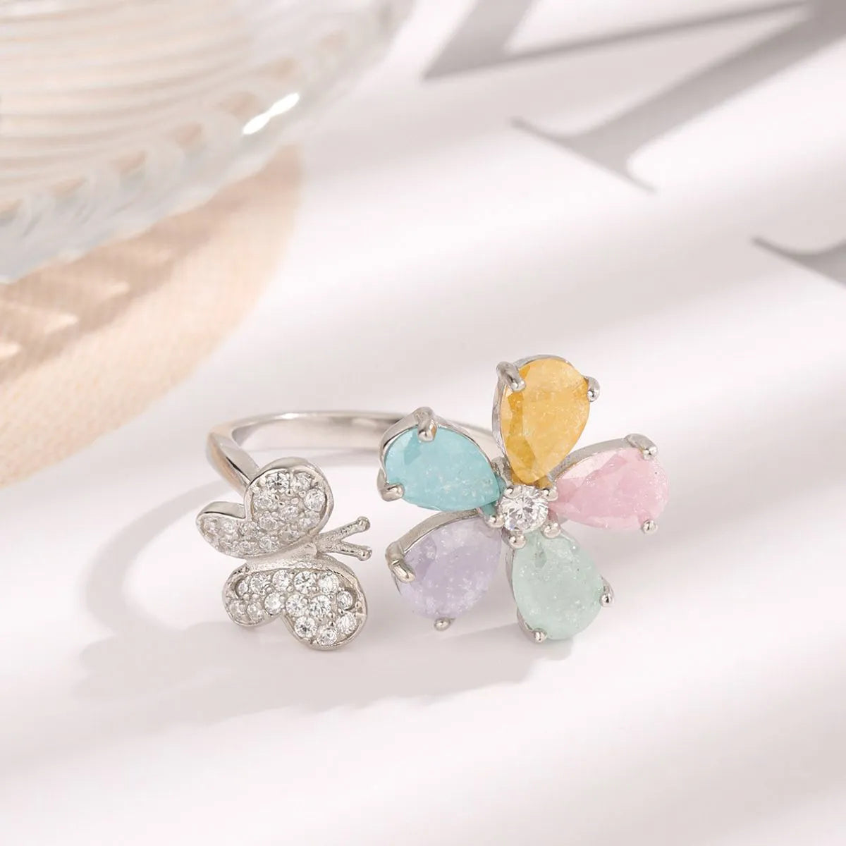 Anello con farfalla floreale in zircone