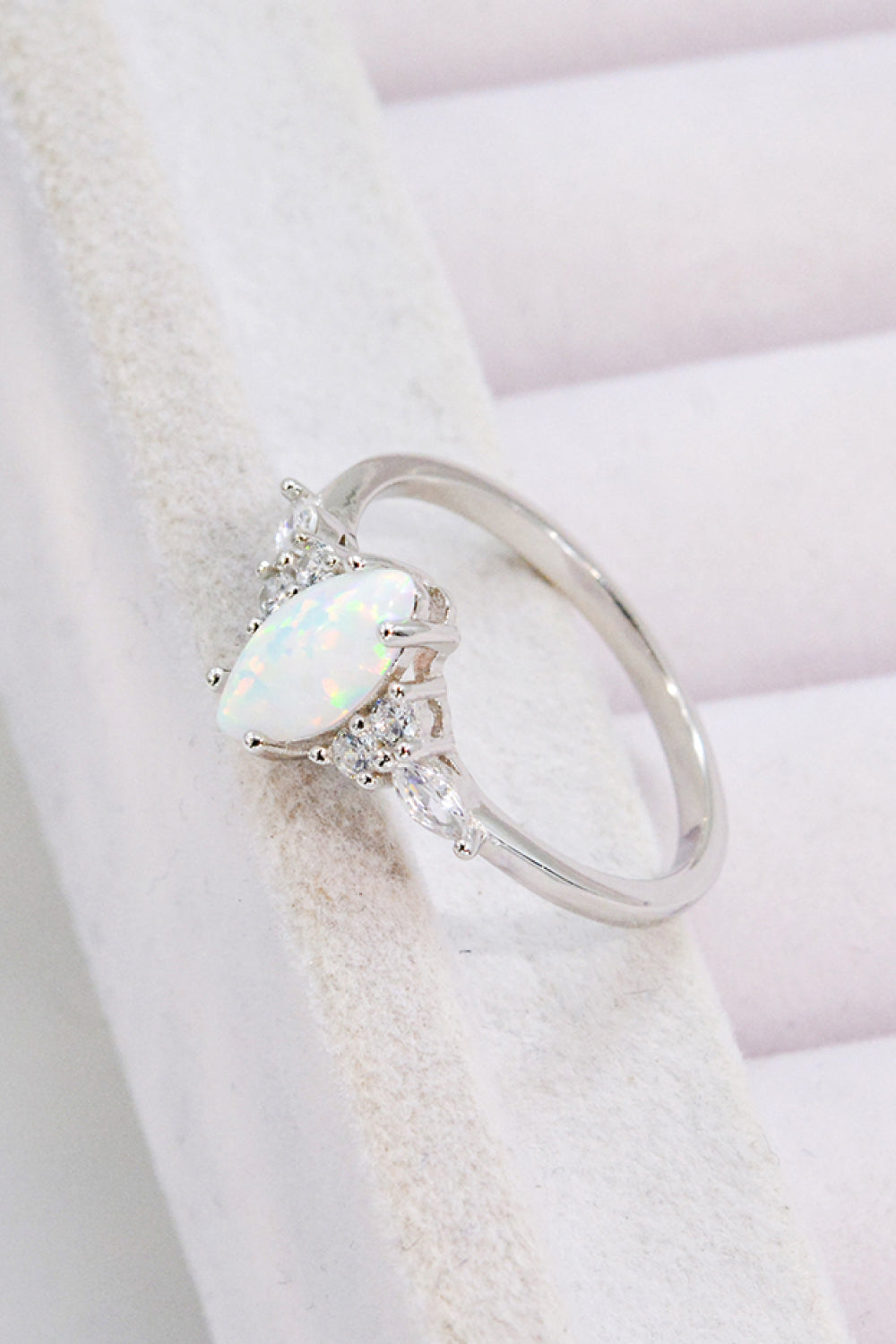 Anello in platino con opale e zircone