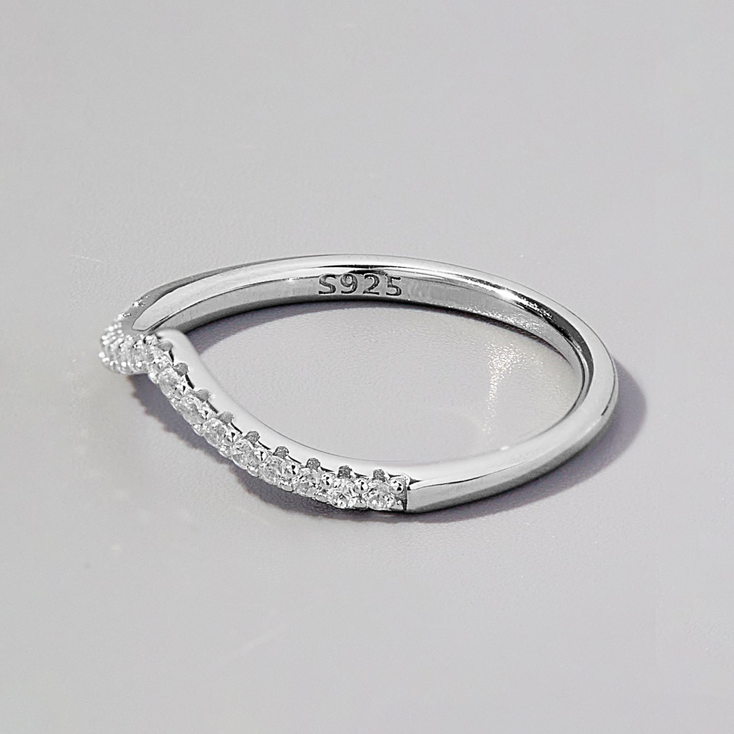 Anello d'argento con zirconi a forma di V