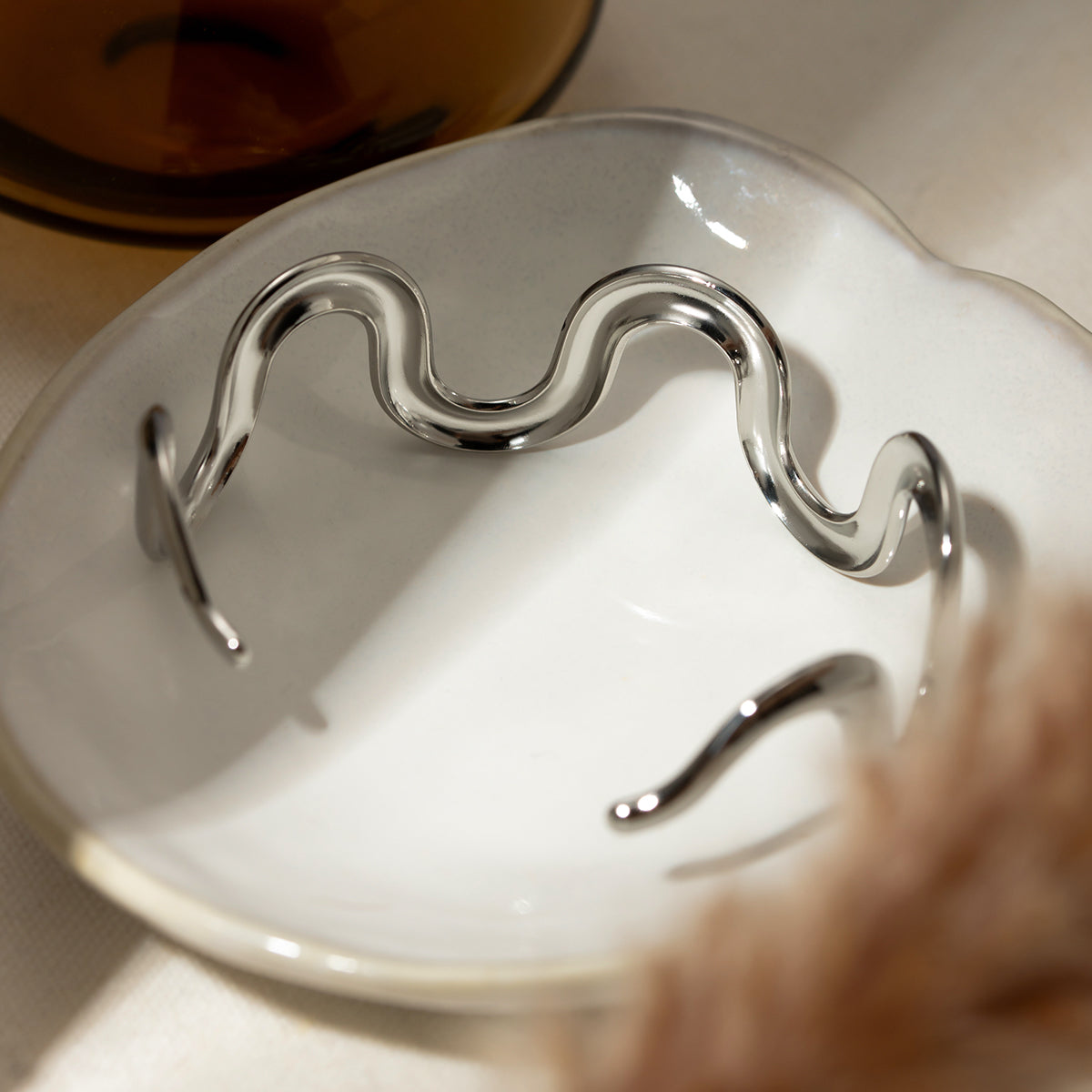 Bracciale rigido ondulato in acciaio