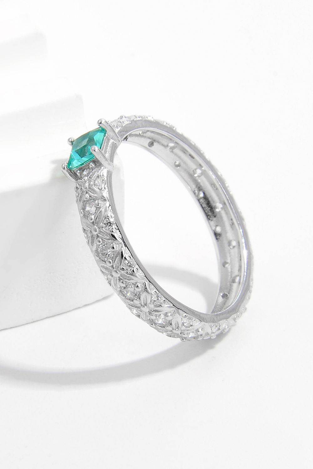 Anello quadrato in argento con zircone