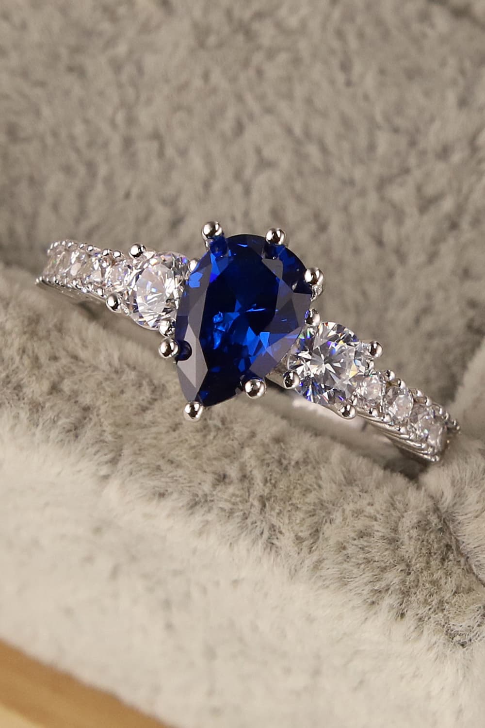 Anello a goccia di spinello