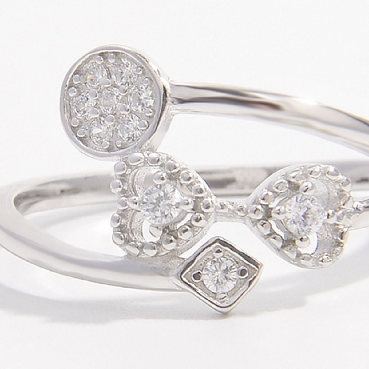 Anello d'argento tempestato di zirconi