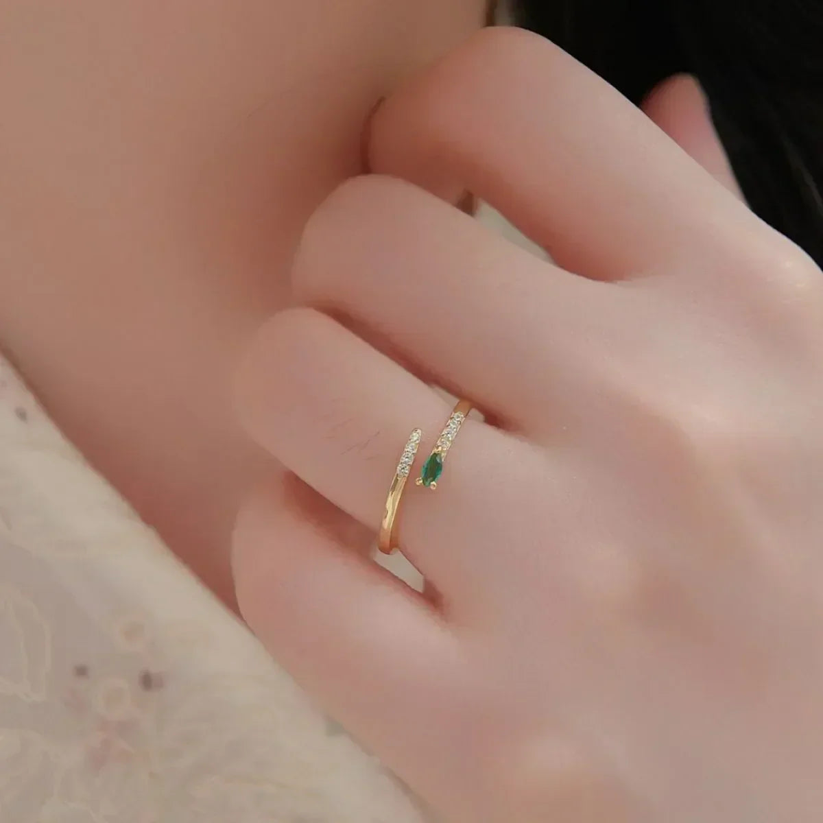 Anello aperto in argento decorato con zirconi