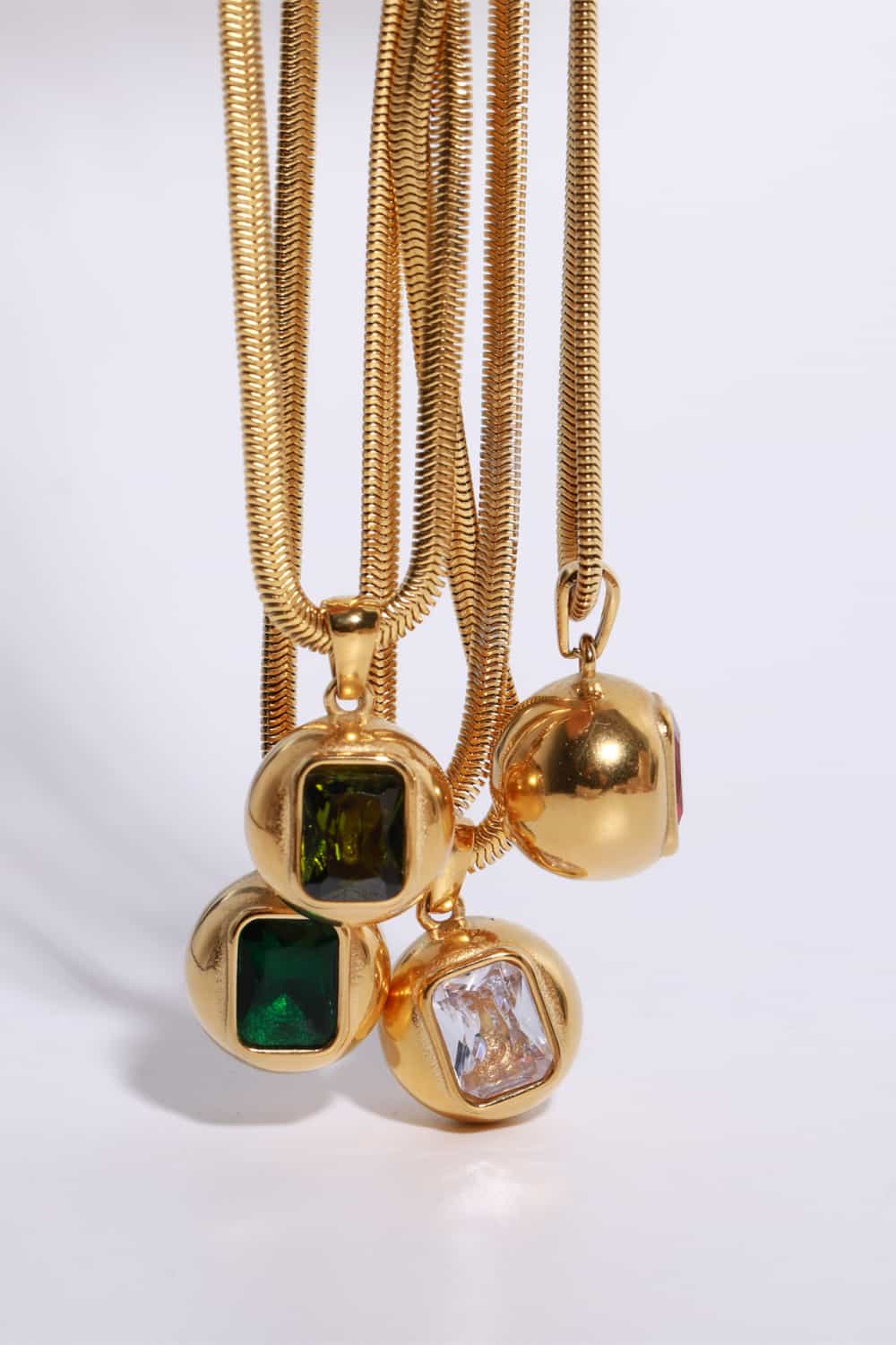 Ciondolo geometrico in zircone dorato