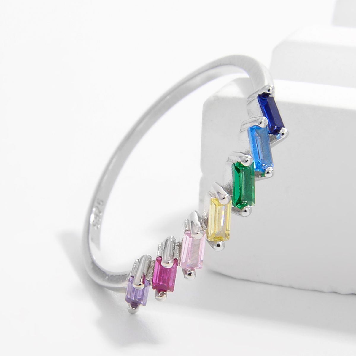 Anello in argento con zircone a contrasto