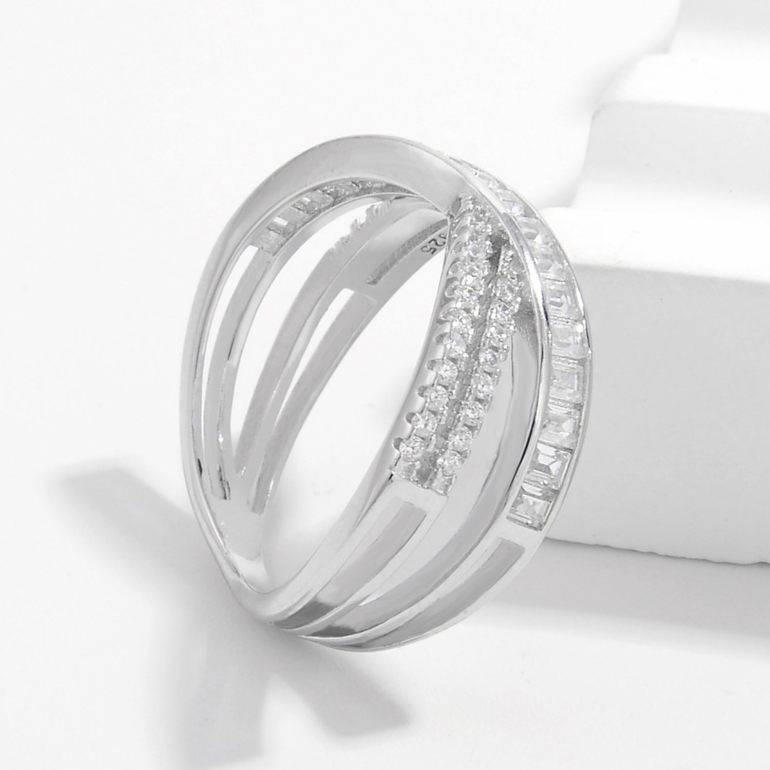 Anello d'argento con zirconi a forma di X