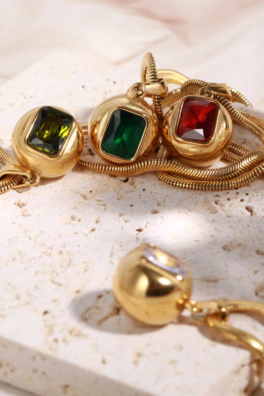 Ciondolo geometrico in zircone dorato