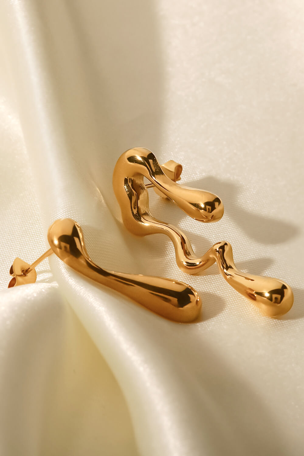 Orecchini a cerchio geometrici asimmetrici in oro