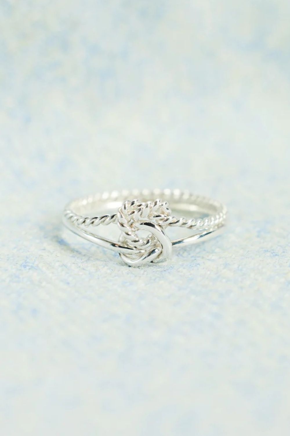 Anello d'argento annodato