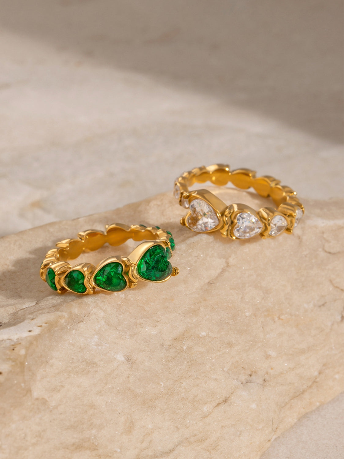 Anello in acciaio con cuore di strass