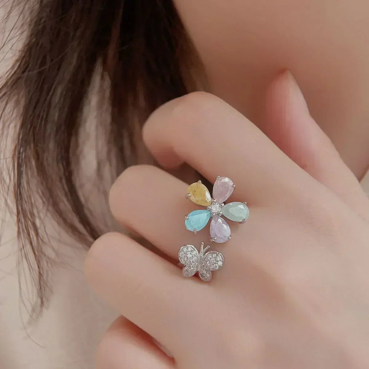 Anello con farfalla floreale in zircone