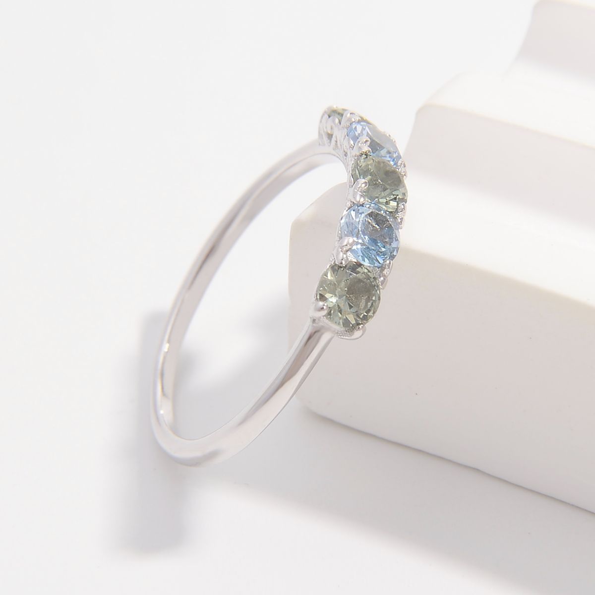 Anello d'argento con strass