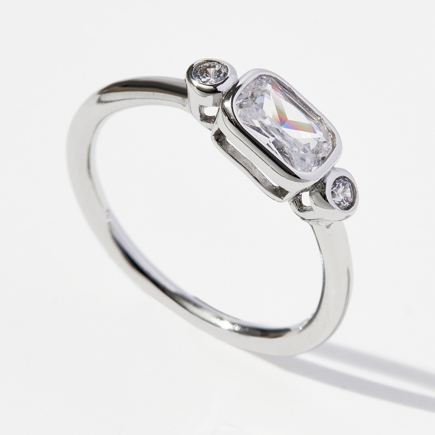 Anello geometrico in argento con zircone
