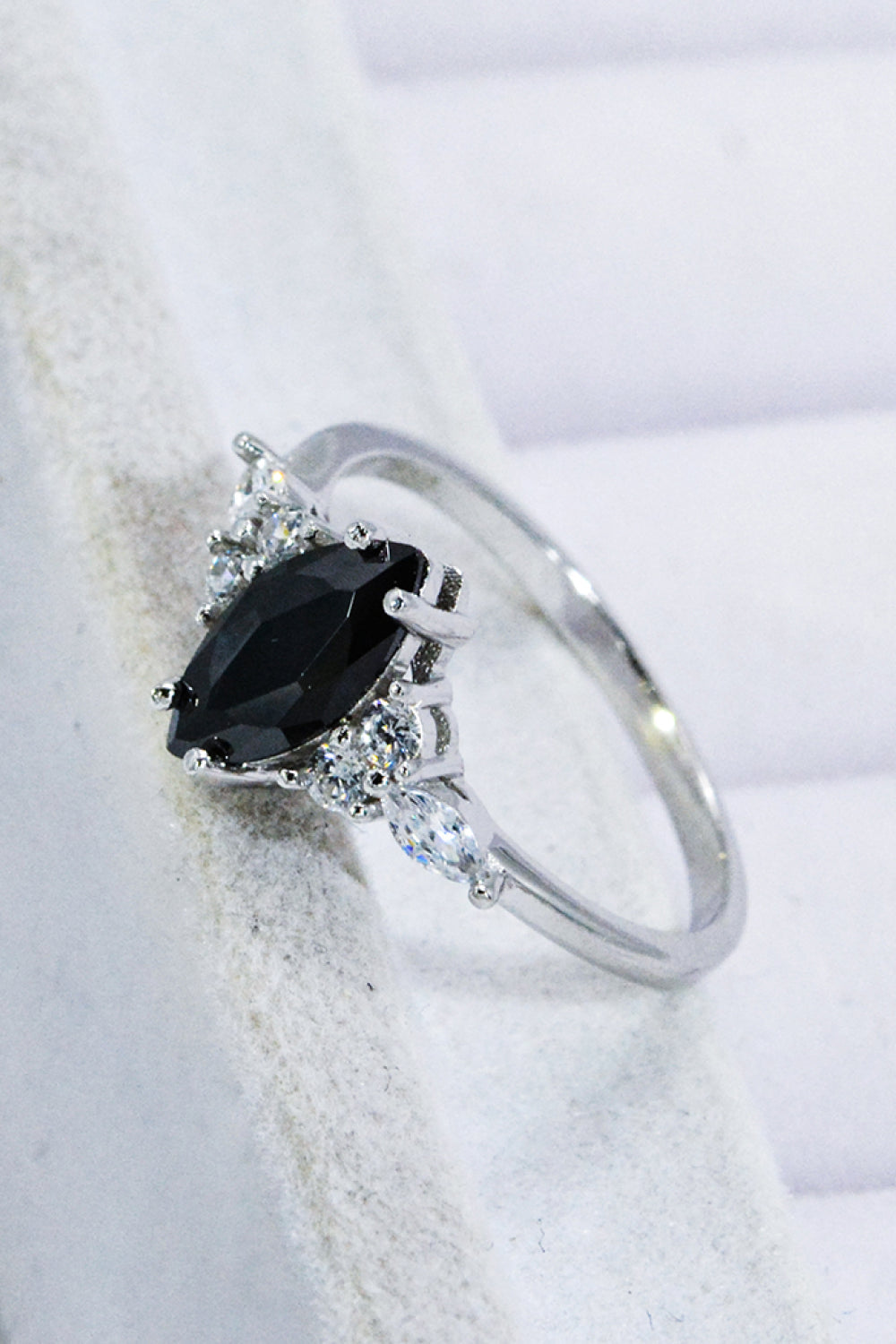 Anello in argento con agata nera
