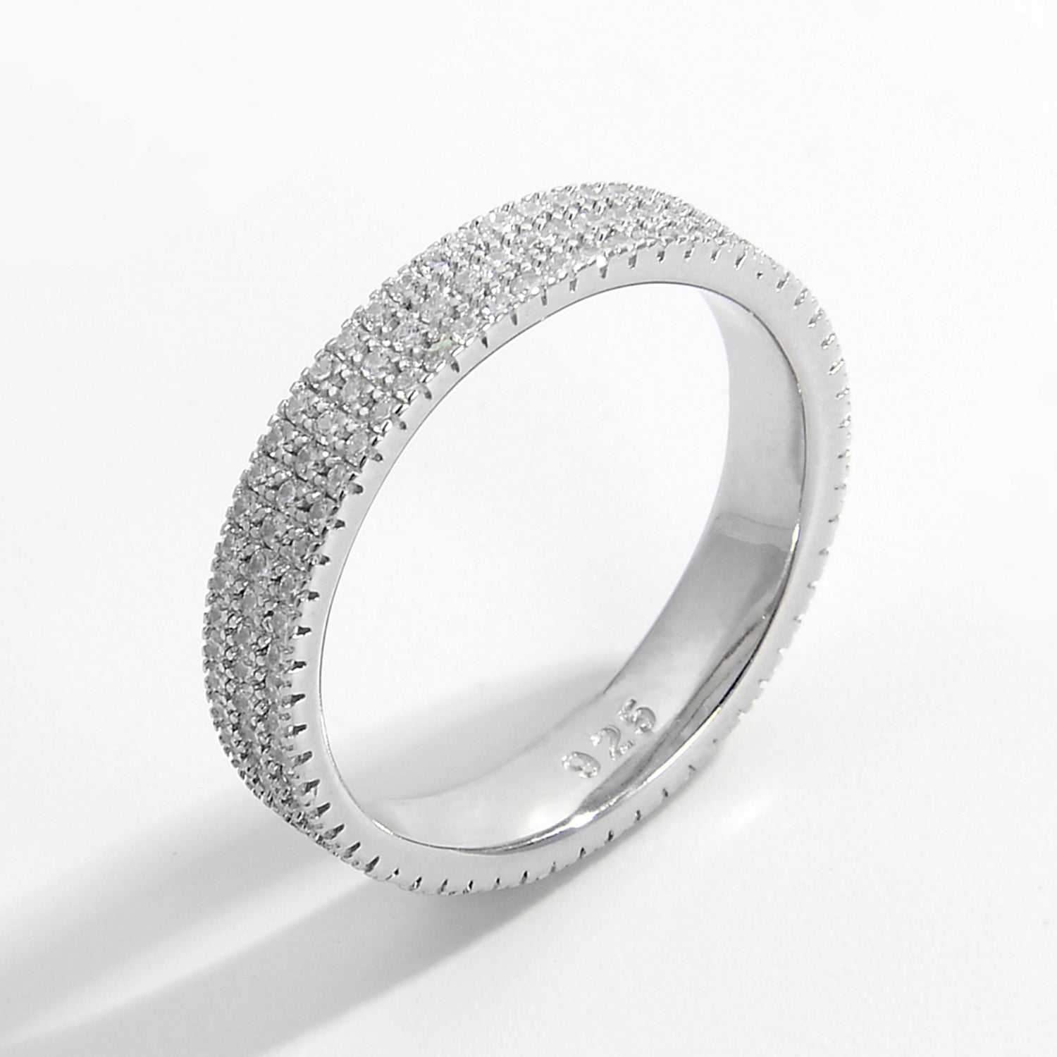 Anello d'argento incrostato di zirconi