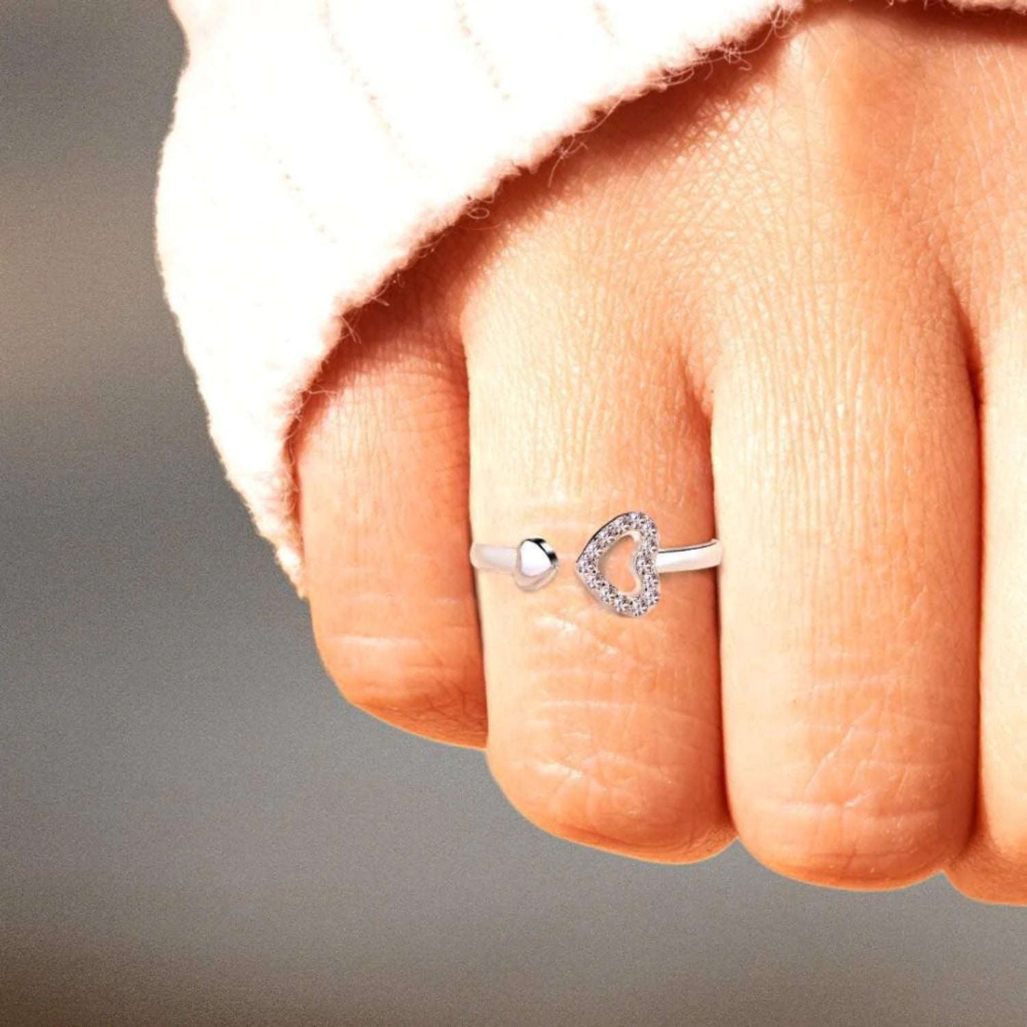 Anello con zircone a cuore aperto