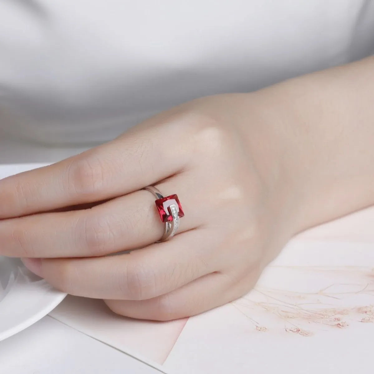 Anello in argento con zirconi incastonati