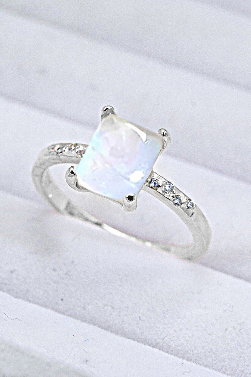 Anello quadrato in argento con pietra di luna