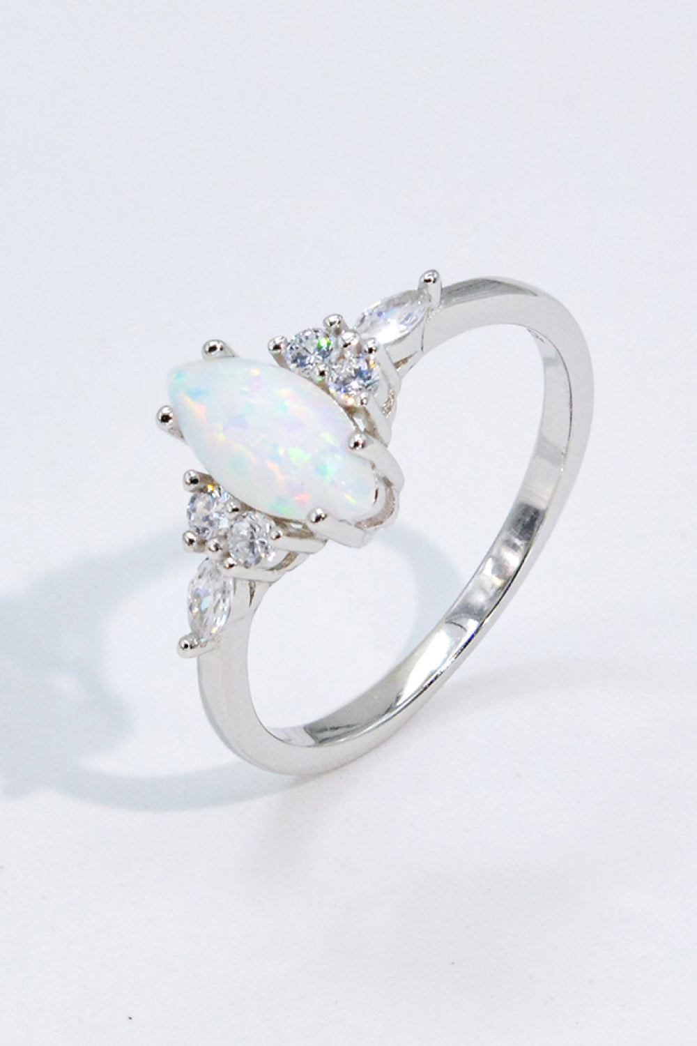 Anello in platino con opale e zircone