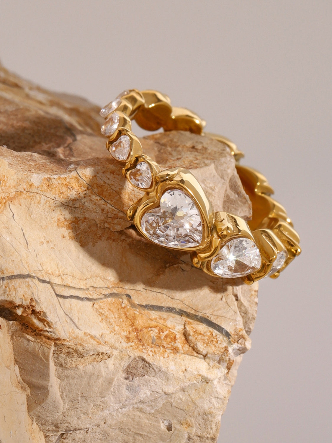 Anello in acciaio con cuore di strass