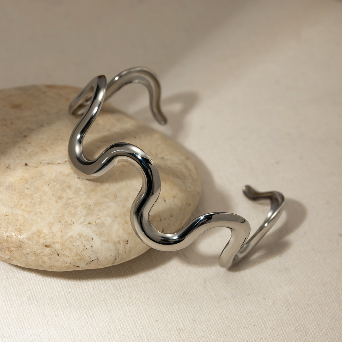Bracciale rigido ondulato in acciaio