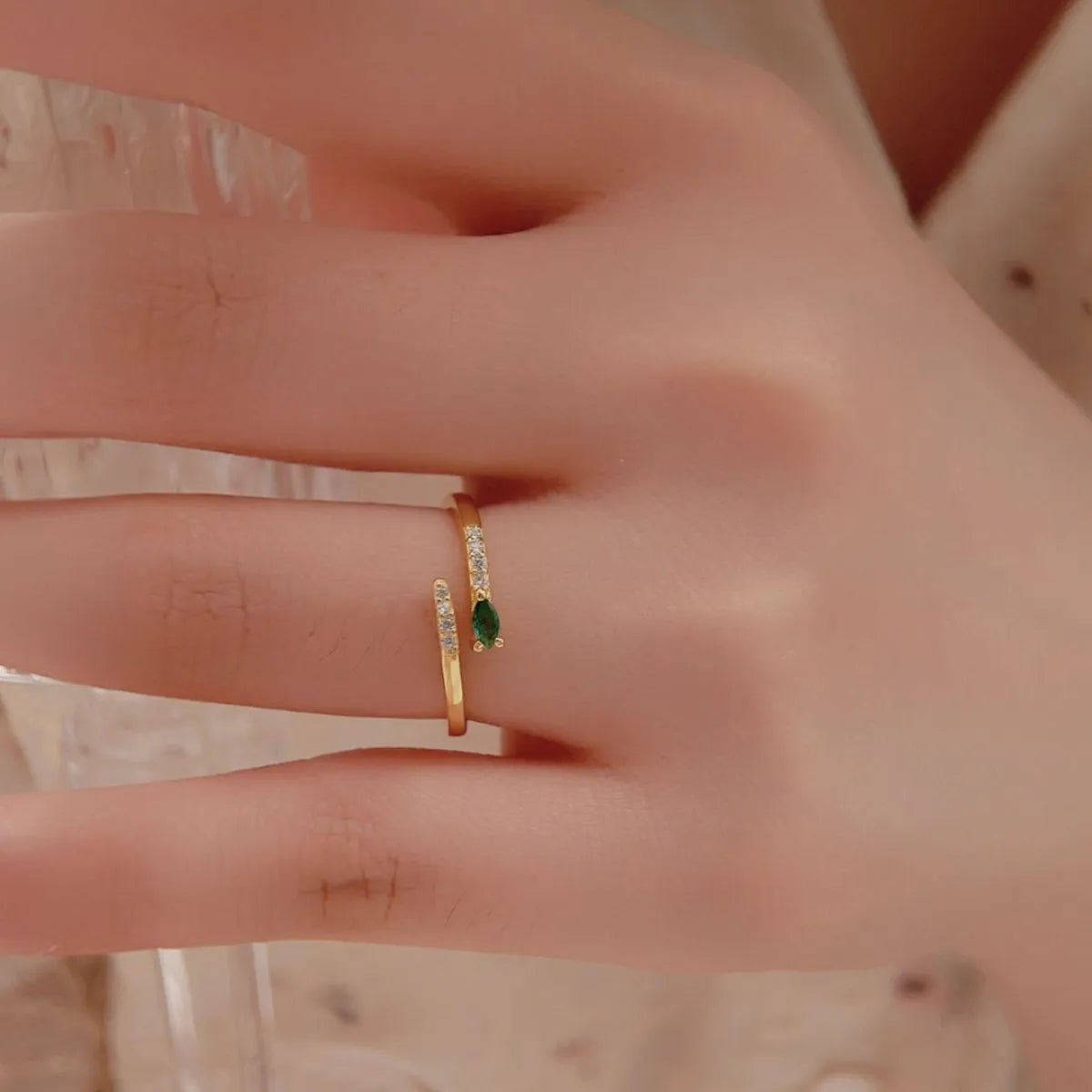 Anello aperto in argento decorato con zirconi