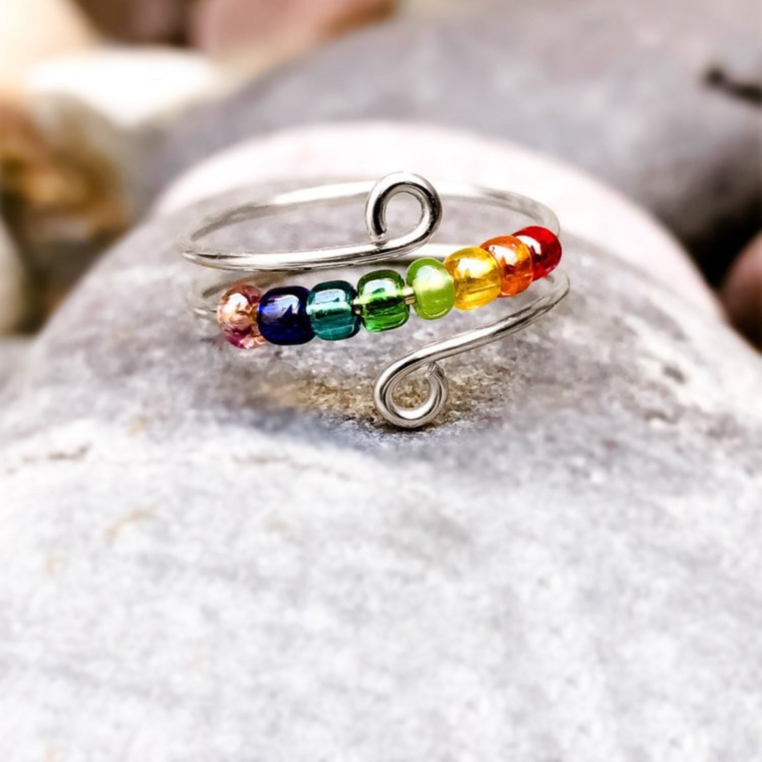 Anello avvolgente con perline in argento