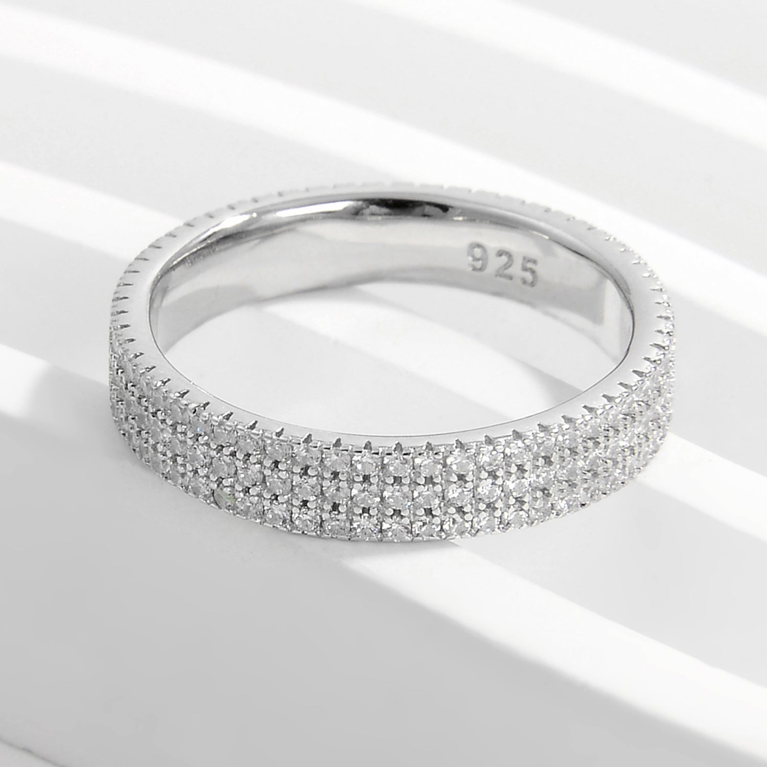 Anello d'argento incrostato di zirconi