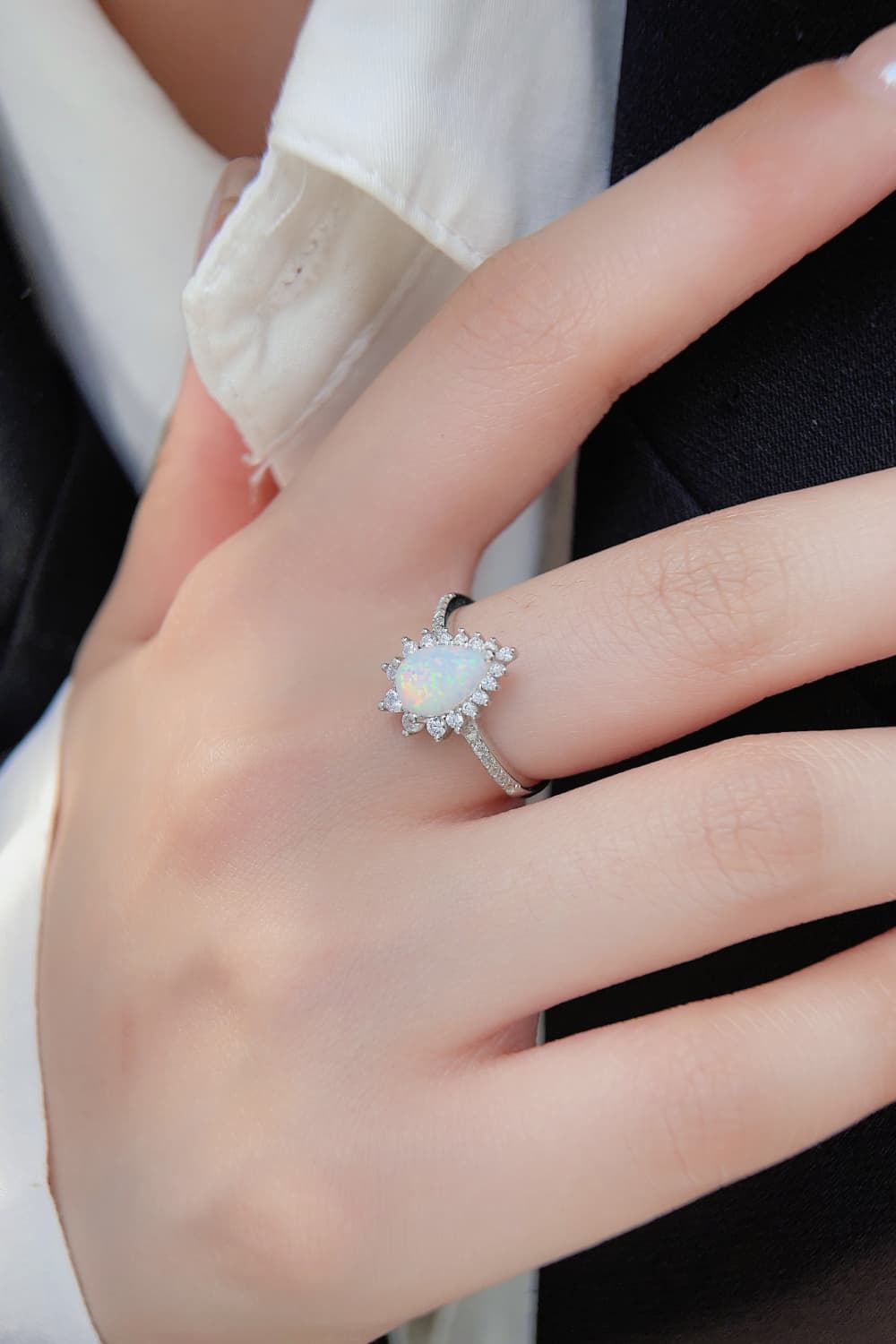 Anello a pera in opale platino