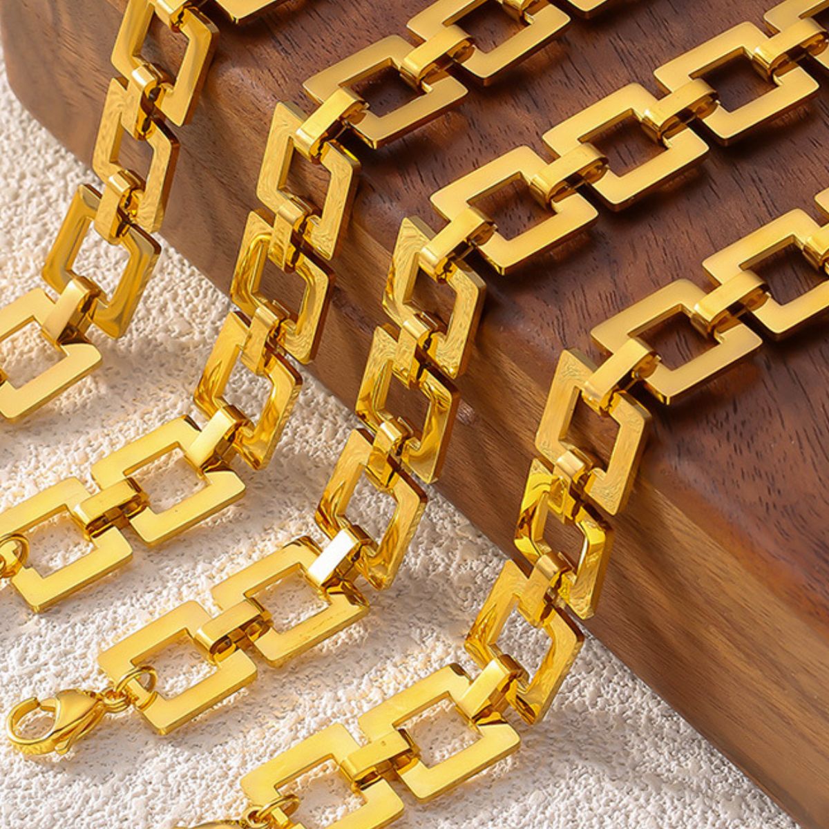 Stahlarmband mit hohlen quadratischen Gliedern