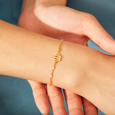 Goldenes Perlenarmband mit Krone