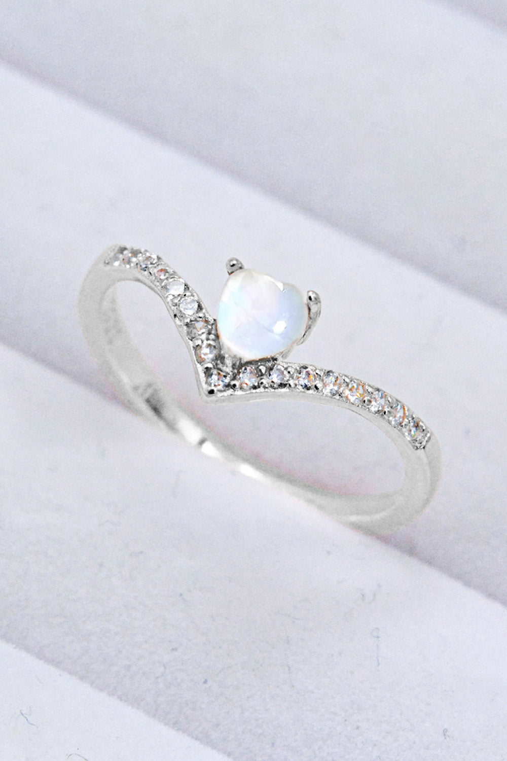 Anello in argento con pietra di luna a forma di cuore