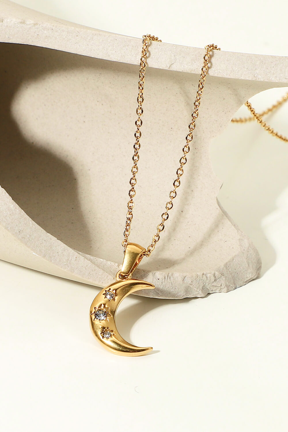 Collana con ciondolo luna d'oro e zircone