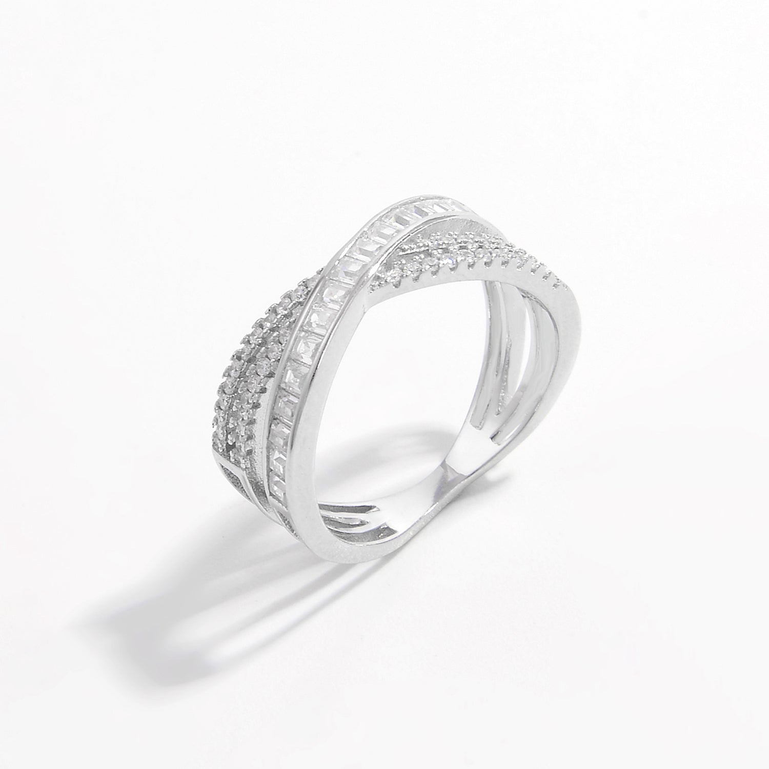 Anello d'argento con zirconi a forma di X