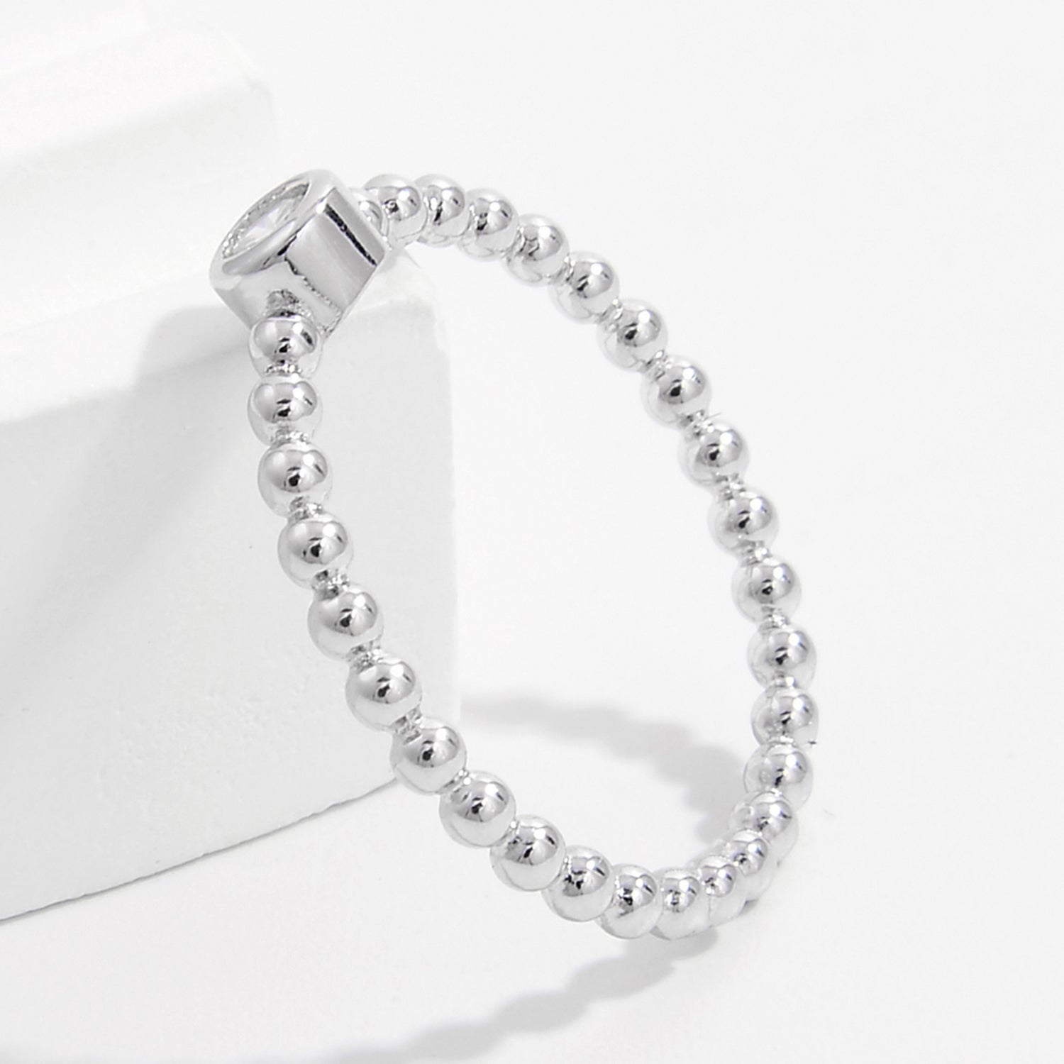 Anello in argento con perline di zircone