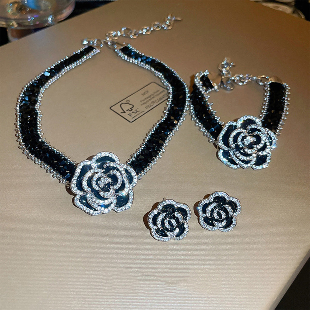 Collana con pendente in cristallo rosa